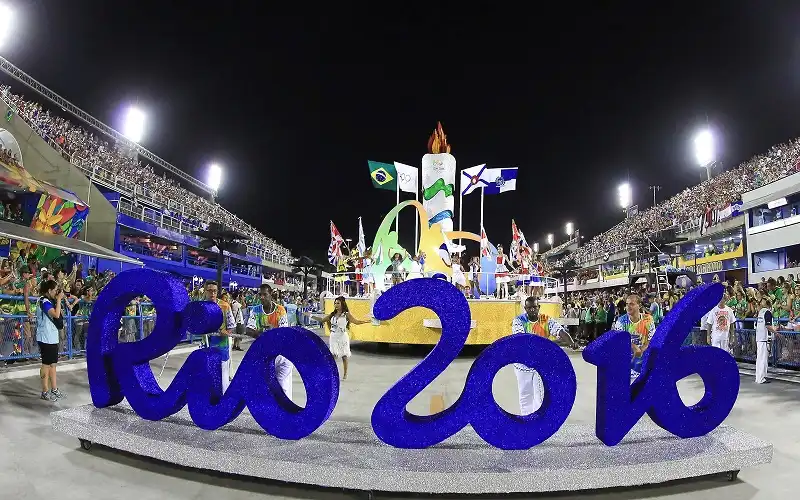 Năm 2016, Rio sẽ đăng cai Thế vận hội mùa hè, nhưng ngay từ bây giờ, thành phố đã có những sự kiện tổ chức để chào đón khách du lịch như cuộc diễu hành trên bãi biển với tấm phông lớn ghi dòng chữ "Rio yêu bạn". 