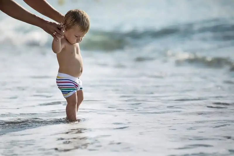 Lưu ý khi cho trẻ đi du lịch ở biển 6 wanderlust_tips_kinh_nghiem_di_bien_cung_tre_nho_3