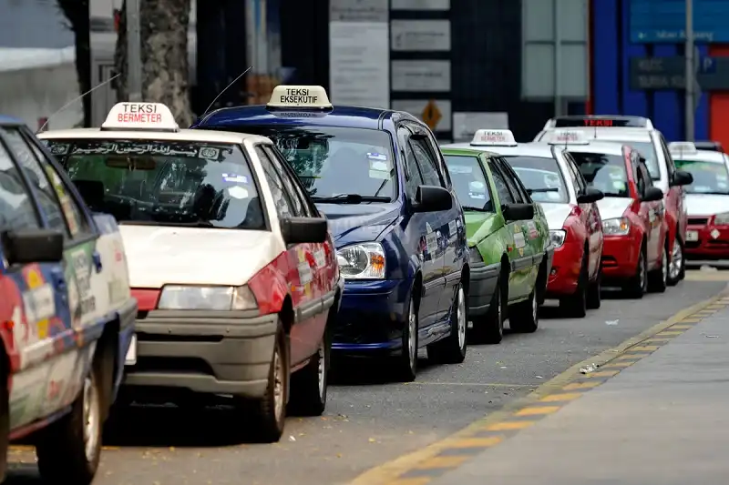 Những điều nên biết khi du lịch Malaysia 6 Taxis are parked as drivers wait for customers on a road in Kuala Lumpur on February 19, 2014. The Malaysian Insider/Najjua Zulkefli