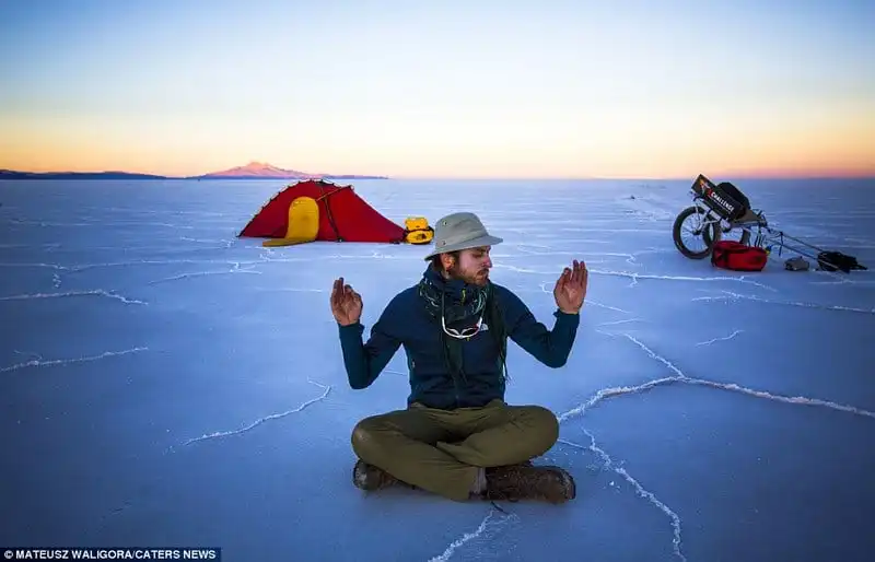 wanderlust_tips_mot-minh-lang-thang-qua-nhung-dong-muoi-Bolivia 1