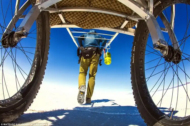 wanderlust_tips_mot-minh-lang-thang-qua-nhung-dong-muoi-Bolivia 17