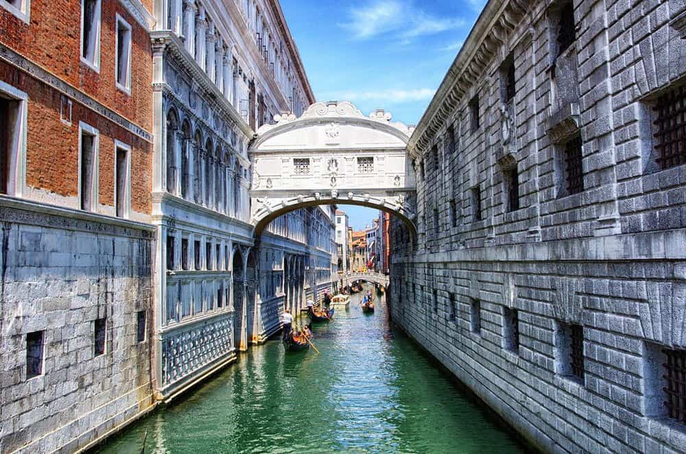 The Bridge of Sighs - cây cầu đẹp như tranh ở Venice 5 Wanderlust tips The ridge of Sighs cay cau dep nhu tranh o Venice 1