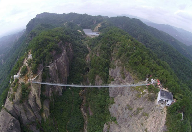 Hoàn thành cầu đáy kính dài nhất thế giới ở Trung Quốc