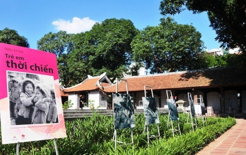 Triển lãm ảnh “Trẻ em thời chiến” tại Văn Miếu – Quốc Tử Giám