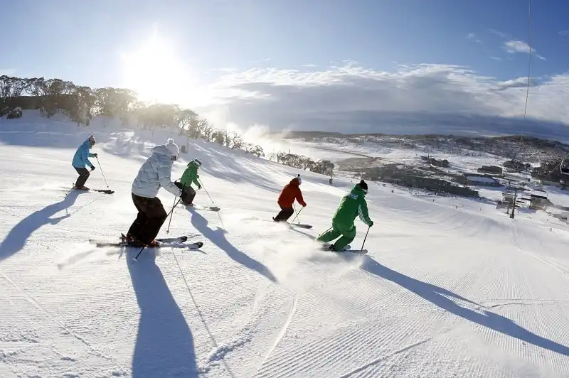 Ngắm tuyết rơi mùa hè tại xứ sở chuột túi 8 A supplied image of Skiers at Perisher Valley obtained Thursday, June 30, 2011 skiing down the Front Valley. (AAP Image/Perisher) NO ARCHIVING, EDITORIAL USE ONLY