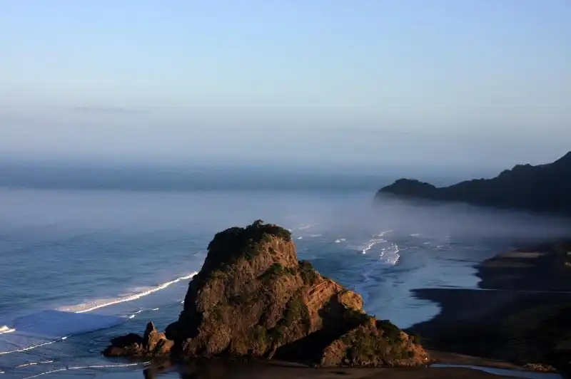 15 bãi biển cát đen đẹp kỳ lạ trên thế giới 17 Nhung-bai-bien-cat-den-ky-la-tren-the-gioi-wanderlusttips13