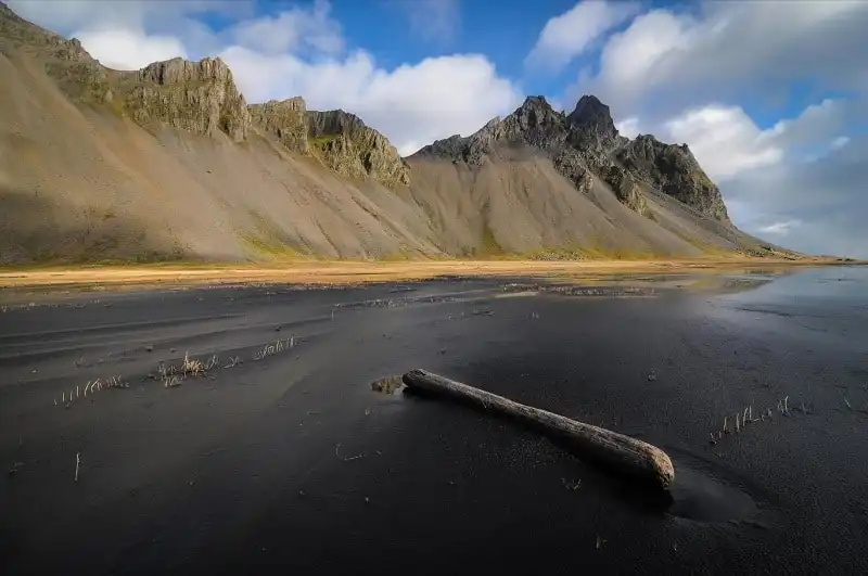 15 bãi biển cát đen đẹp kỳ lạ trên thế giới 19 Nhung-bai-bien-cat-den-ky-la-tren-the-gioi-wanderlusttips15