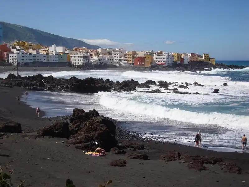 15 bãi biển cát đen đẹp kỳ lạ trên thế giới 6 Nhung-bai-bien-cat-den-ky-la-tren-the-gioi-wanderlusttips2