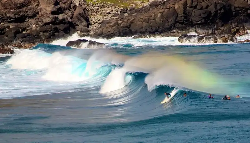 15 bãi biển cát đen đẹp kỳ lạ trên thế giới 7 Nhung-bai-bien-cat-den-ky-la-tren-the-gioi-wanderlusttips3