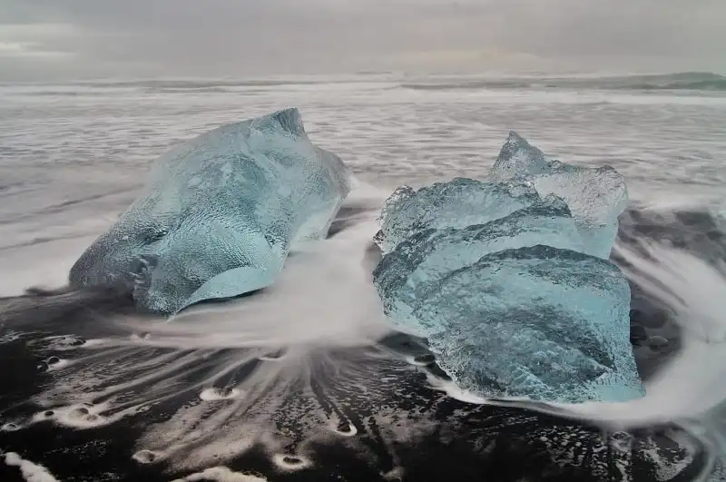 15 bãi biển cát đen đẹp kỳ lạ trên thế giới 10 Nhung-bai-bien-cat-den-ky-la-tren-the-gioi-wanderlusttips6