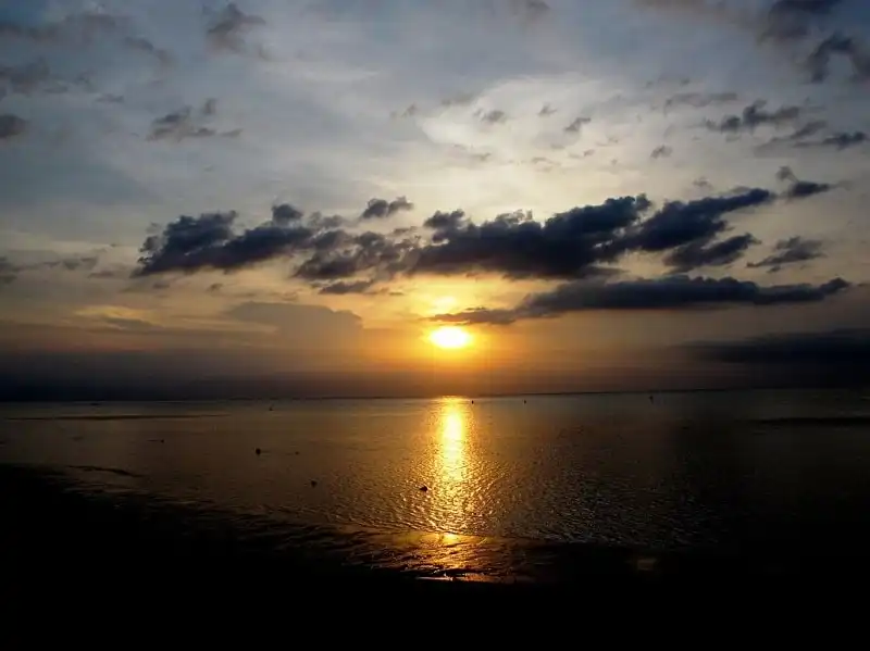 15 bãi biển cát đen đẹp kỳ lạ trên thế giới 11 Nhung-bai-bien-cat-den-ky-la-tren-the-gioi-wanderlusttips7