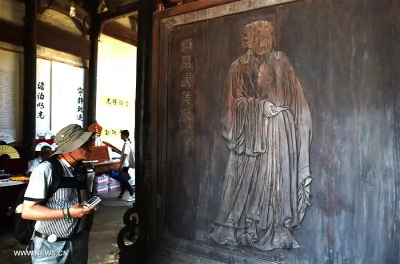 kham-pha-ngoi-lang-bat-quai-chu-cat-va-bat-tran-do-cua-khong-minh