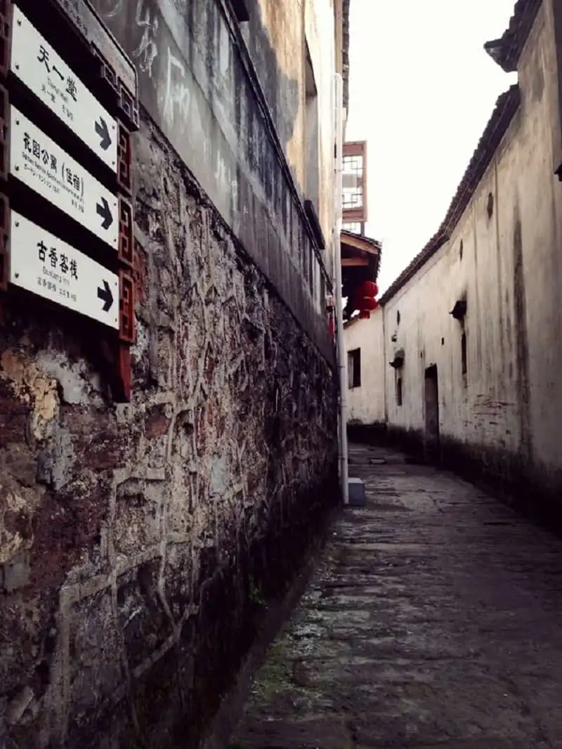 kham-pha-ngoi-lang-bat-quai-chu-cat-va-bat-tran-do-cua-khong-minh