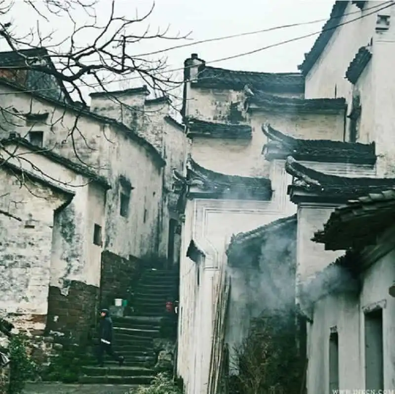 kham-pha-ngoi-lang-bat-quai-chu-cat-va-bat-tran-do-cua-khong-minh