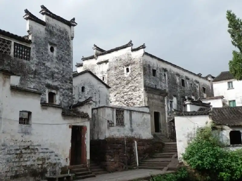 kham-pha-ngoi-lang-bat-quai-chu-cat-va-bat-tran-do-cua-khong-minh