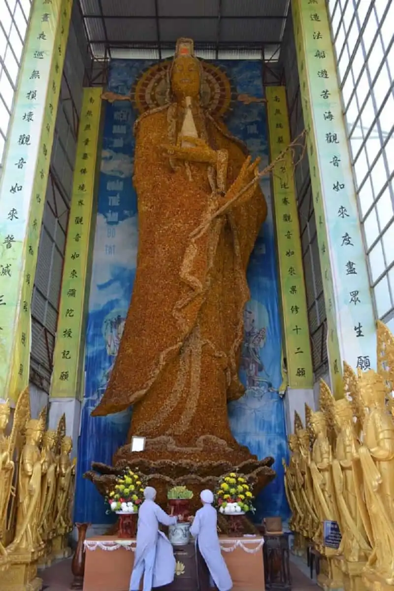 Khám phá ngôi chùa nắm giữ nhiều kỷ lục nhất Việt Nam 9 Tượng Bồ tát Quán Thế Âm làm bằng 650.000 bông hoa bất tử