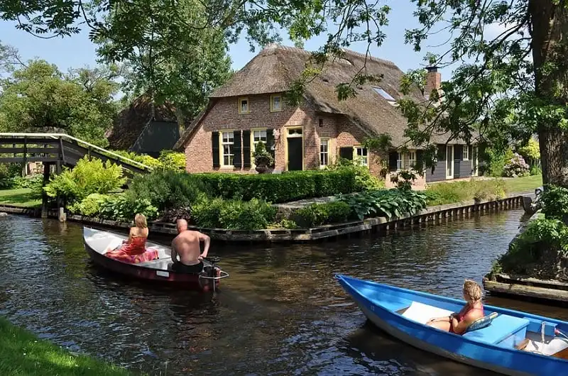 Hút hồn ngôi làng không có lối đi ở Hà Lan 7 Ở Giethoorn, thay vì sắm cho mình những chiếc xe hơi thuyền mới là phương tiện di chuyển tuyệt vời