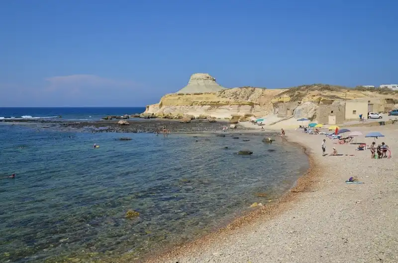 Các khu nghỉ dưỡng và bãi biển cát đẹp nằm chủ yếu ở phía bắc Malta, nổi tiếng nhất là vịnh Mellieħa, Għajn Tuffieħa và vịnh Golden. Nếu muốn tìm các bãi biển nhỏ và yên tĩnh hơn, bạn có thể tới vịnh Paradise và Armier. 