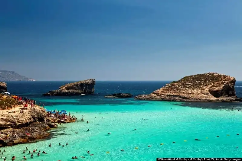 Malta nổi tiếng với khí hậu dễ chịu. Mùa hè khá nóng và lý tưởng cho người yêu thích ánh mặt trời. Ngoài khoảng thời gian đó, thời tiết thường nắng đẹp mà không quá gay gắt. Mùa đông cũng không quá lạnh và vẫn có ánh mặt trời. 