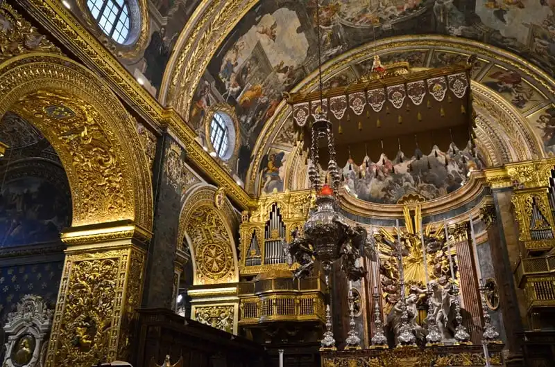 Đừng bỏ lỡ cơ hội tới thăm thánh đường St. John và chiêm ngưỡng các bức họa vô giá ở đây