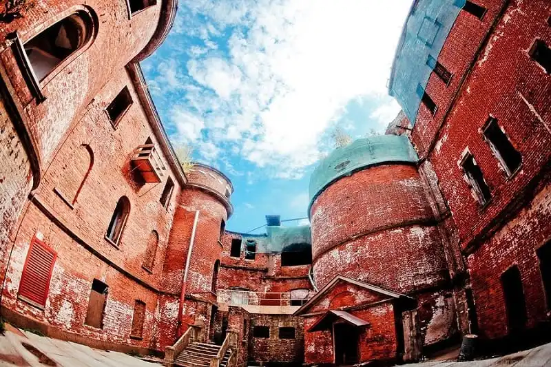 Chiêm ngưỡng pháo đài "cô đơn giữa biển" ở Nga 6 phao-dai-co-don-giua-bien-o-nga-hut-khach-du-lich-wanderlusttips2