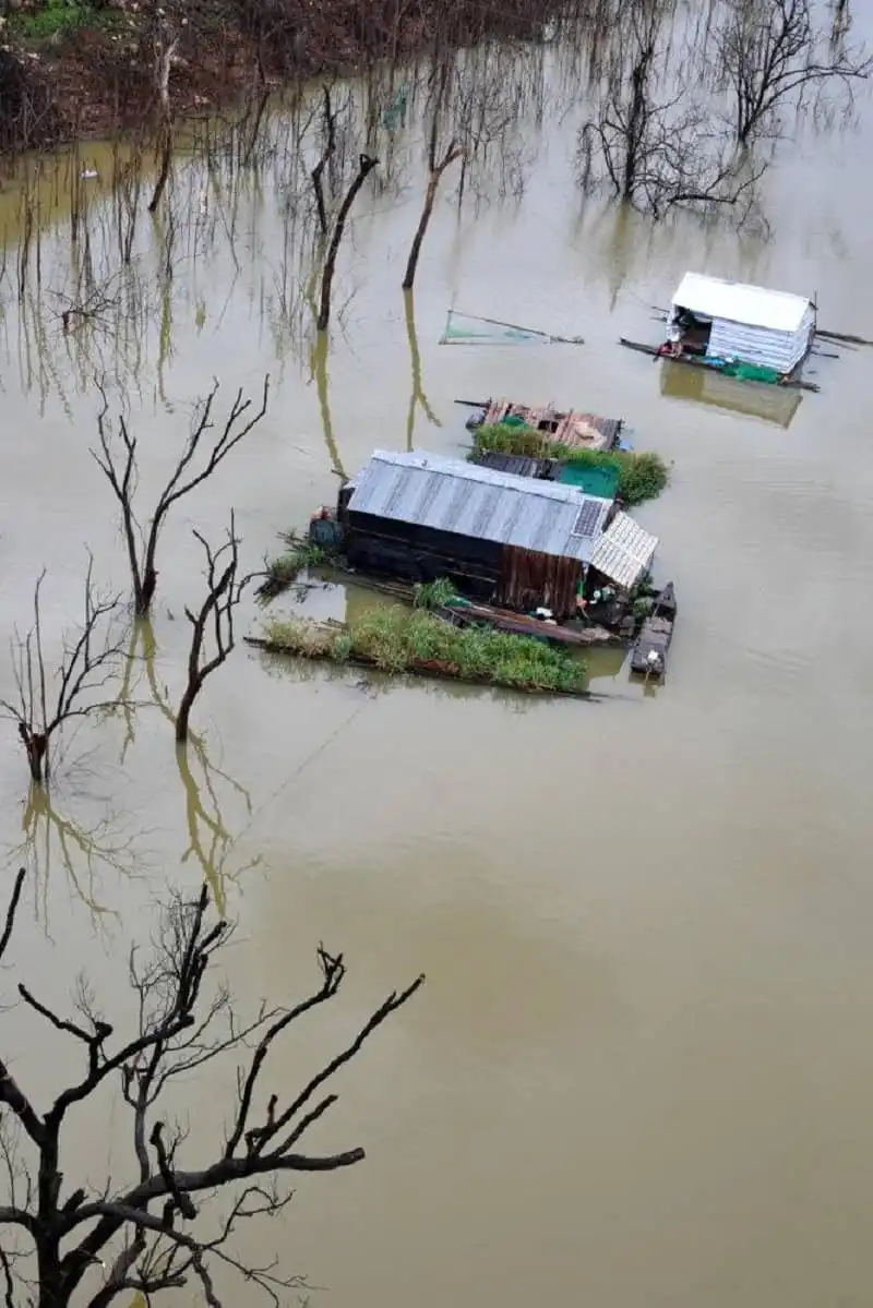 Tây Nguyên tuyệt đẹp đầu mùa mưa 11 Những ngôi nhà nổi trên một con suối đầy nước thuộc xã Nam Ka, huyện Lắk