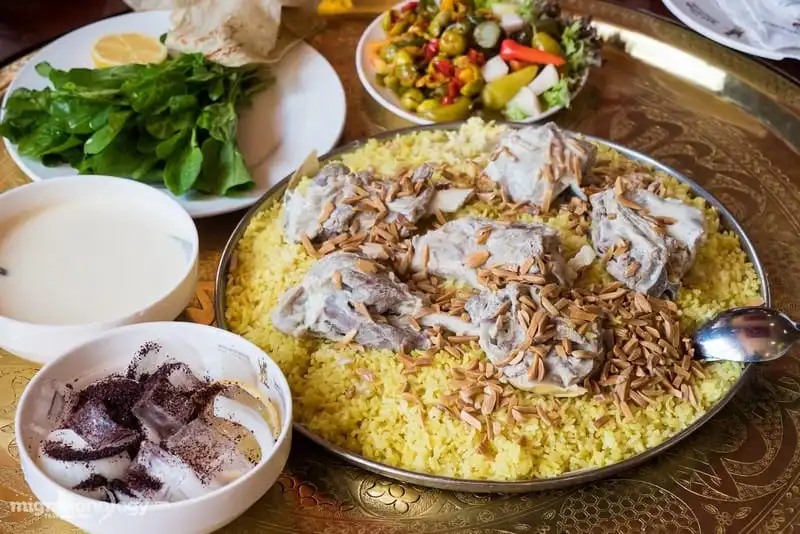 wanderlust-tips-7-mon-an-nhat-dinh-phai-thu-khi-toi-jordan-6