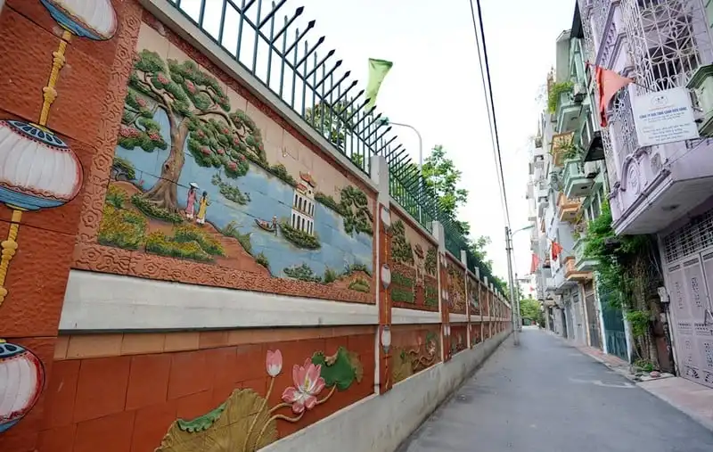 wanderlust-tips-an-tuong-buc-tuong-gom-su-200m-trong-khu-dan-cu-o-ha-noi-1