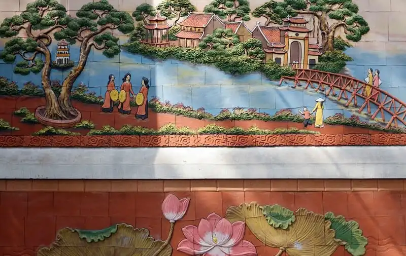 wanderlust-tips-an-tuong-buc-tuong-gom-su-200m-trong-khu-dan-cu-o-ha-noi-2