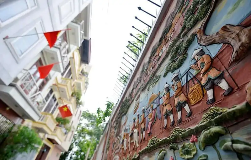 wanderlust-tips-an-tuong-buc-tuong-gom-su-200m-trong-khu-dan-cu-o-ha-noi-5