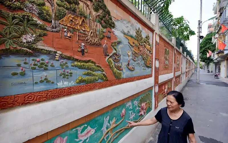 wanderlust-tips-an-tuong-buc-tuong-gom-su-200m-trong-khu-dan-cu-o-ha-noi-6