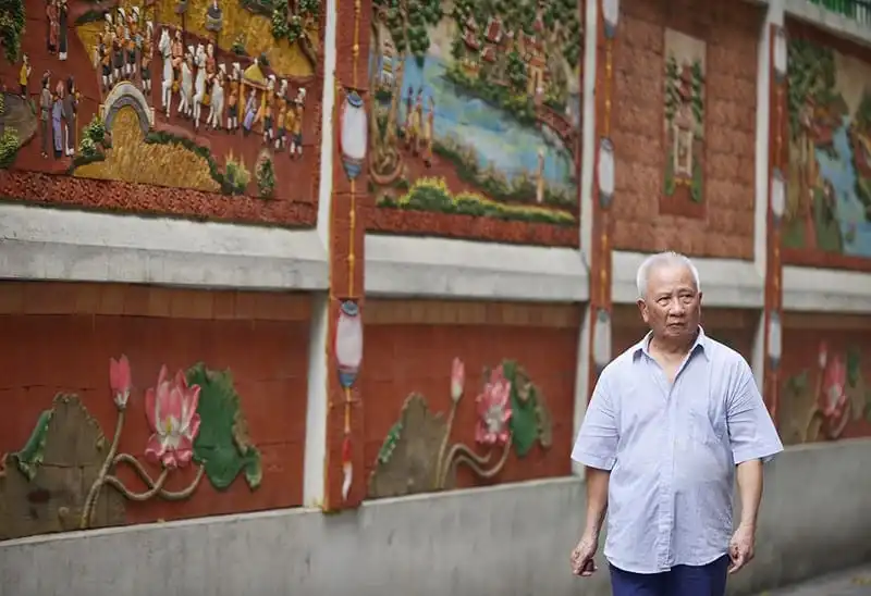 wanderlust-tips-an-tuong-buc-tuong-gom-su-200m-trong-khu-dan-cu-o-ha-noi-7