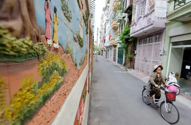 wanderlust-tips-an-tuong-buc-tuong-gom-su-200m-trong-khu-dan-cu-o-ha-noi-9