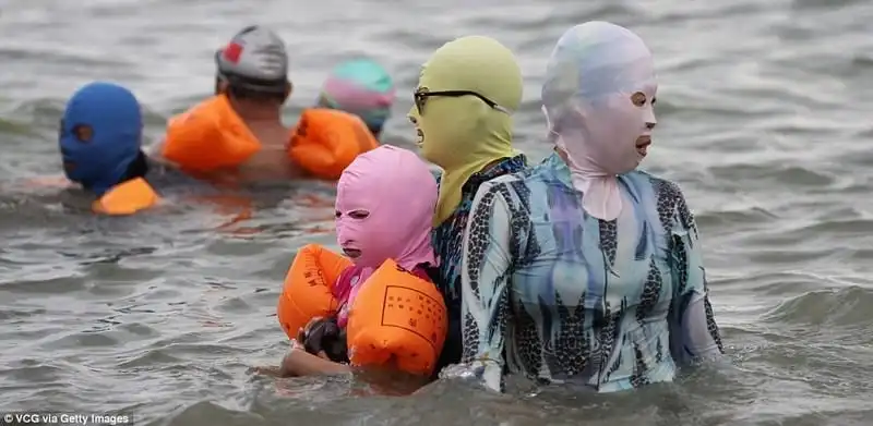 wanderlust-tips-bat-cuoi-voi-mat-na-che-nang-o-trung-quoc-5