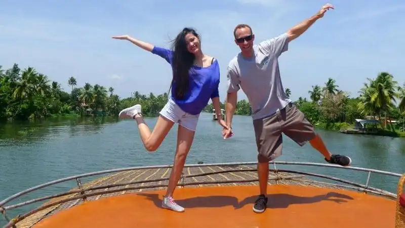 Cặp tình nhân bay khắp thế giới để gặp nhau 6 wanderlust-tips-cap-tinh-nhan-bay-khap-the-gioi-de-gap-nhau2