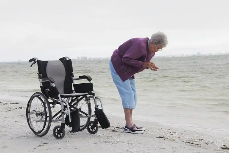 wanderlust-tips-cu-ba-90-tuoi-tu-choi-dieu-tri-ung-thu-de-di-du-lich-khap-the-gioi-14