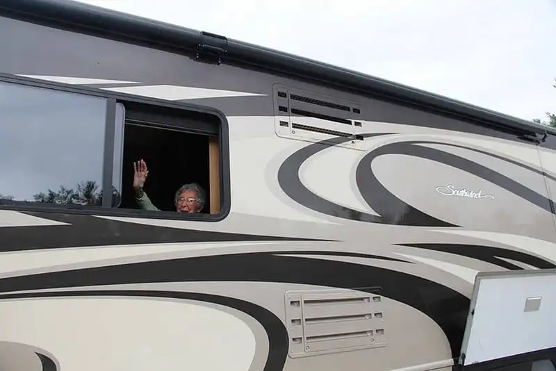 wanderlust-tips-cu-ba-90-tuoi-tu-choi-dieu-tri-ung-thu-de-di-du-lich-khap-the-gioi-16