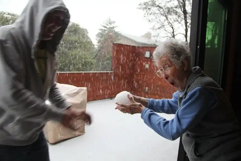 wanderlust-tips-cu-ba-90-tuoi-tu-choi-dieu-tri-ung-thu-de-di-du-lich-khap-the-gioi-5