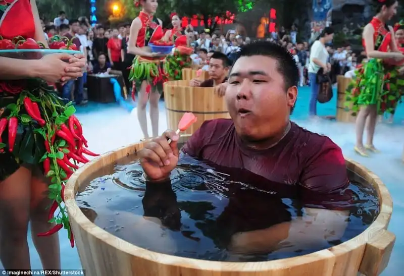 wanderlust-tips-cuoc-thi-vua-an-ot-nong-vua-ngam-nuoc-da-lanh-o-trung-quoc-10