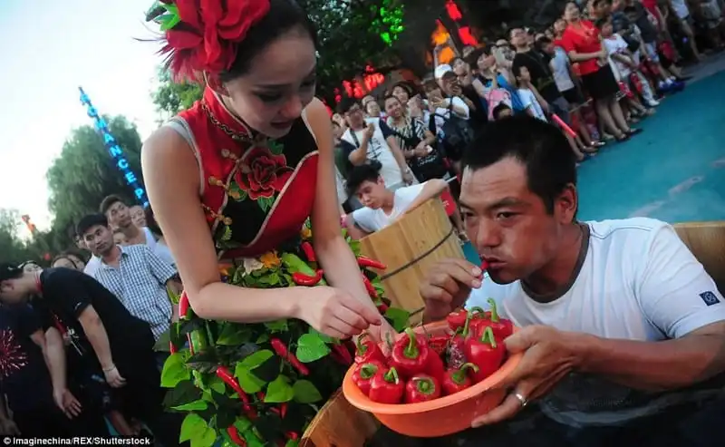 wanderlust-tips-cuoc-thi-vua-an-ot-nong-vua-ngam-nuoc-da-lanh-o-trung-quoc-12