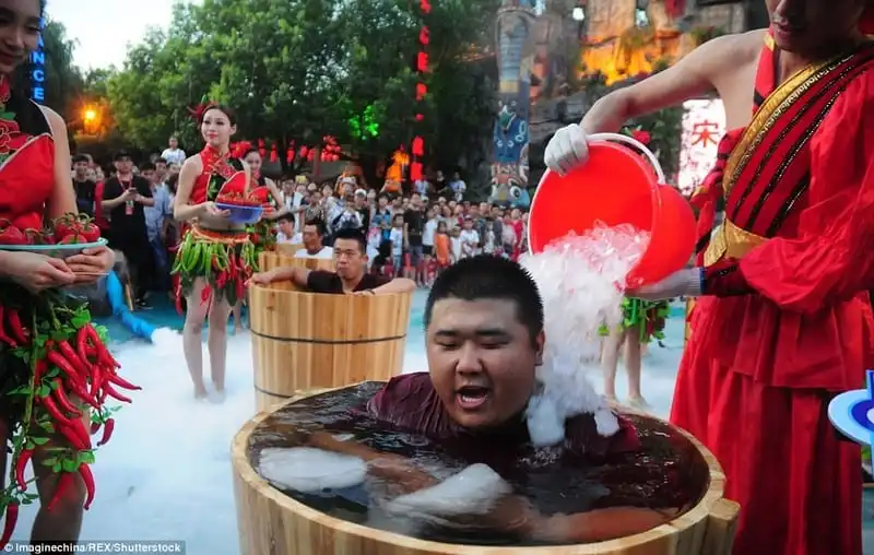 wanderlust-tips-cuoc-thi-vua-an-ot-nong-vua-ngam-nuoc-da-lanh-o-trung-quoc-3