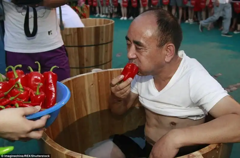 wanderlust-tips-cuoc-thi-vua-an-ot-nong-vua-ngam-nuoc-da-lanh-o-trung-quoc-4