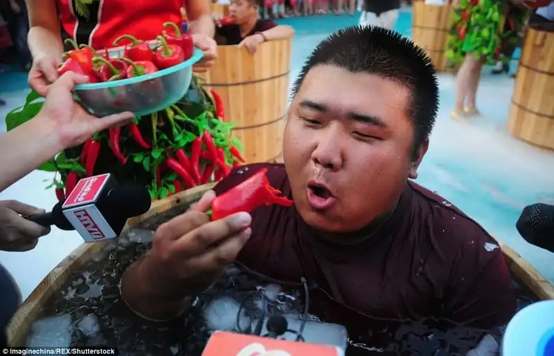 wanderlust-tips-cuoc-thi-vua-an-ot-nong-vua-ngam-nuoc-da-lanh-o-trung-quoc-6