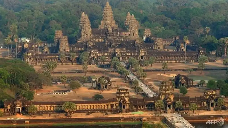 wanderlust-tips-du-khach-vao-angkor-khong-duoc-phep-an-mac-ho-hang-1