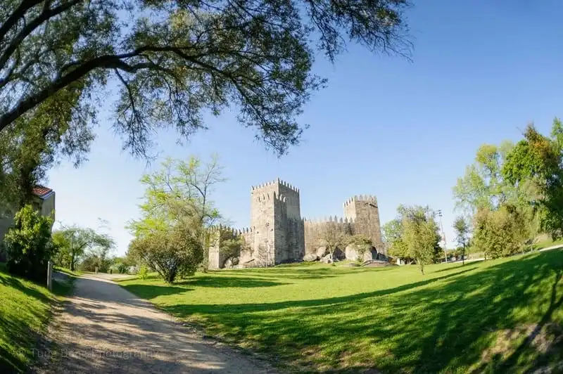 wanderlust-tips-ghe-tham-Guimaraes-que-huong-danh-thu-cristiano-ronaldo2