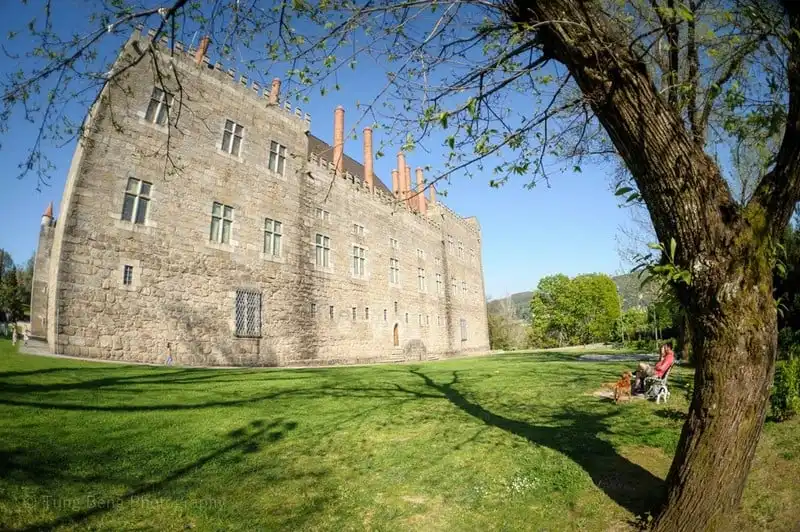 wanderlust-tips-ghe-tham-Guimaraes-que-huong-danh-thu-cristiano-ronaldo3