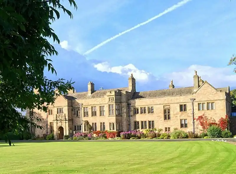 wanderlust-tips-gia-dinh-giau-co-nguoi-anh-tim-giup-viec-cung-chu-du-khap-the-gioi-1