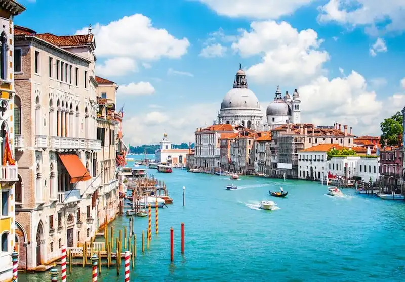 Hội An đứng thứ 4 trong top kênh đào đẹp nhất thế giới 5 Canal Grande with Basilica di Santa Maria della Salute in Venice, Italy