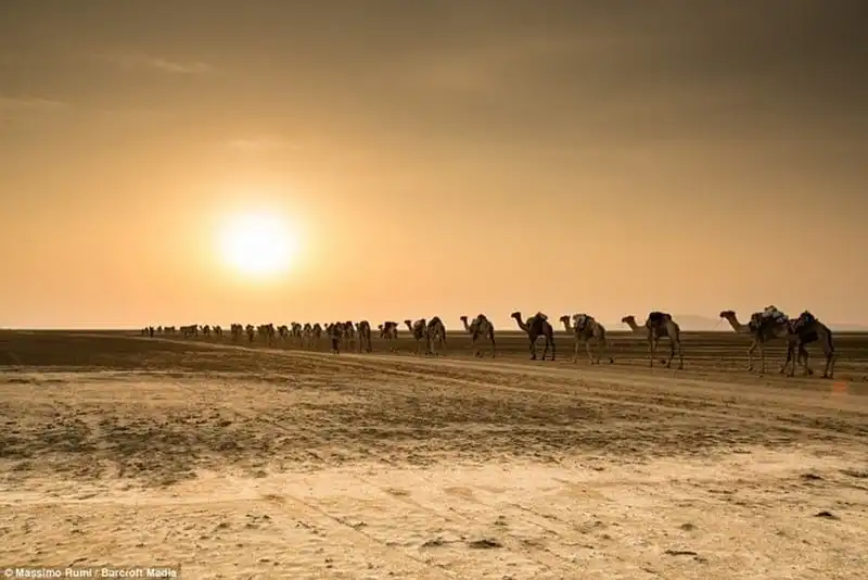 wanderlust-tips-khai-thac-muoi-o-cong-dia-nguc-nong-nhat-the-gioi-10