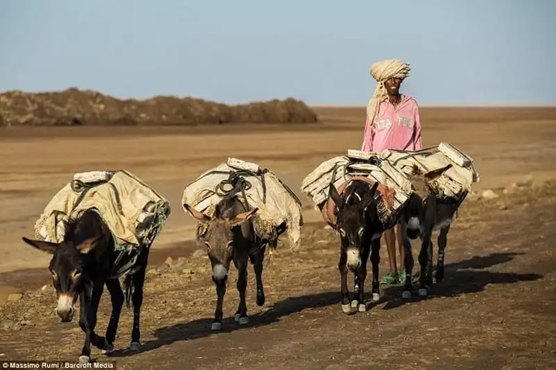 wanderlust-tips-khai-thac-muoi-o-cong-dia-nguc-nong-nhat-the-gioi-11